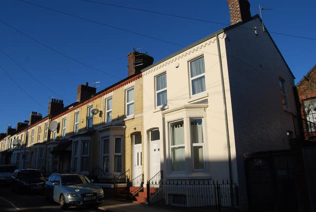 Large En-Suite Double Bedroom Main Photo