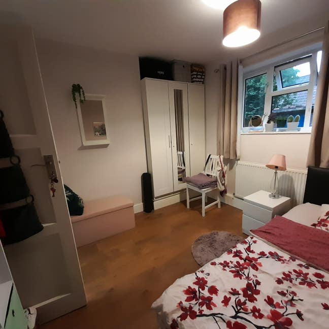 Double Room Near Mortlake Station  Main Photo