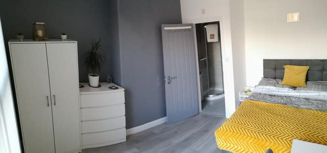 Large Double Room with Spacious Private En-Suite Main Photo