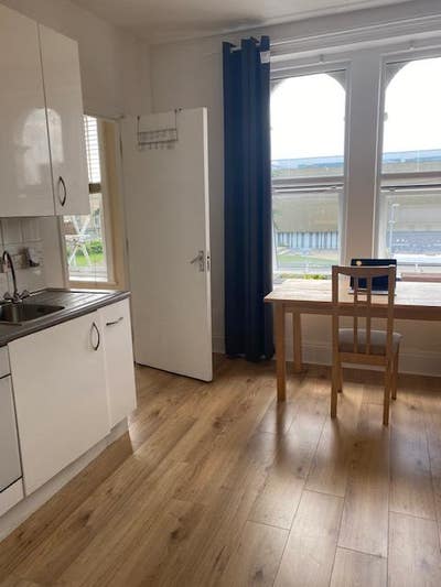 W. Croydon - 1/2  Bed Flat  2 Min Train  Main Photo