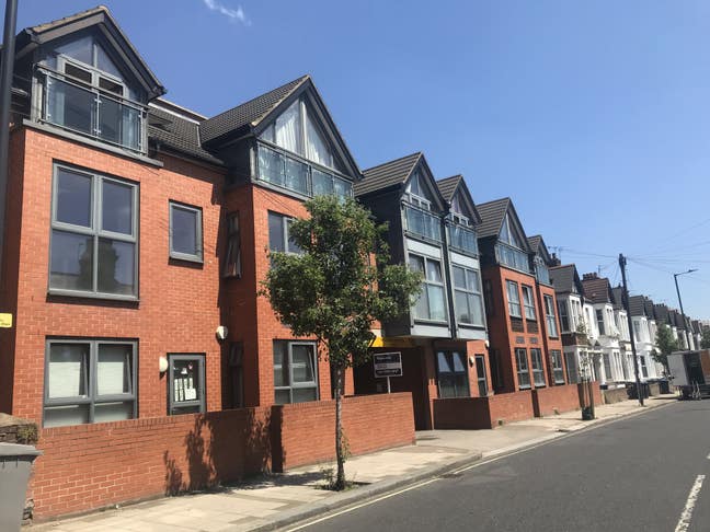 Spacious double room, own bathroom + gated carpark Main Photo