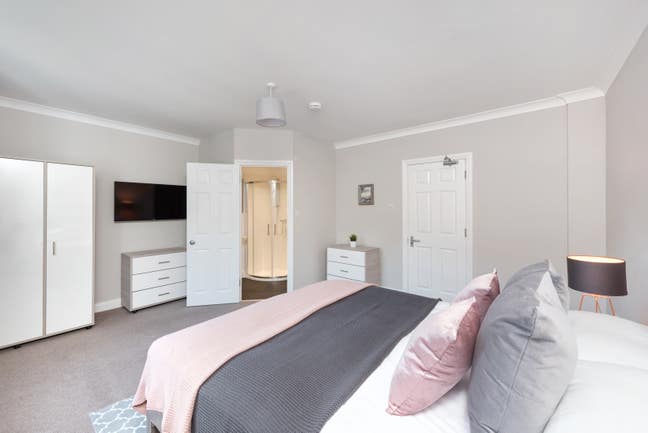 BIG En-Suite, Smart TV, cleaner Main Photo