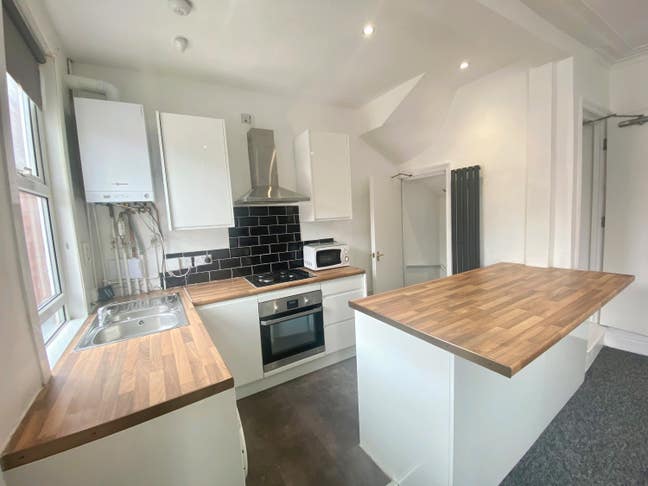 5 bed in house share Main Photo