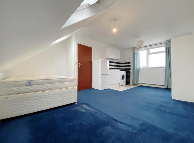 Large Loft Studio 15 Mins Walk to Hounslow East Main Photo