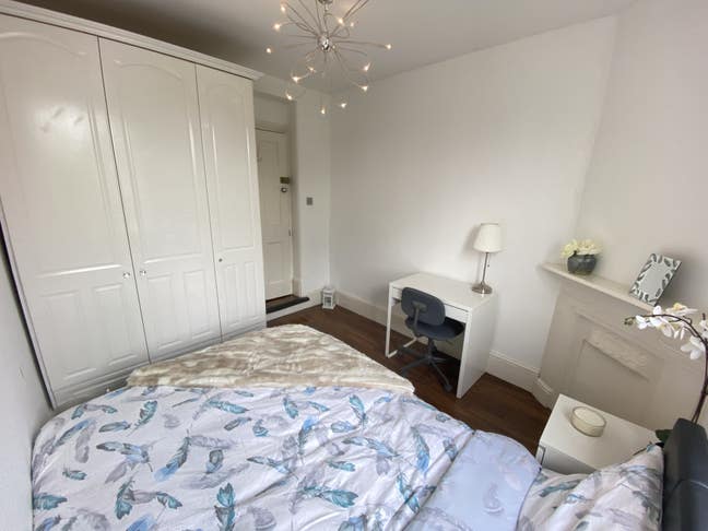 Small double in awesome friendly house - no couple Main Photo