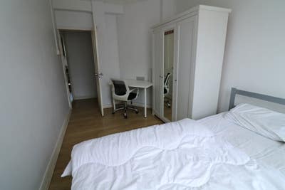 Bright, double room available - 5 mins from tube  Main Photo