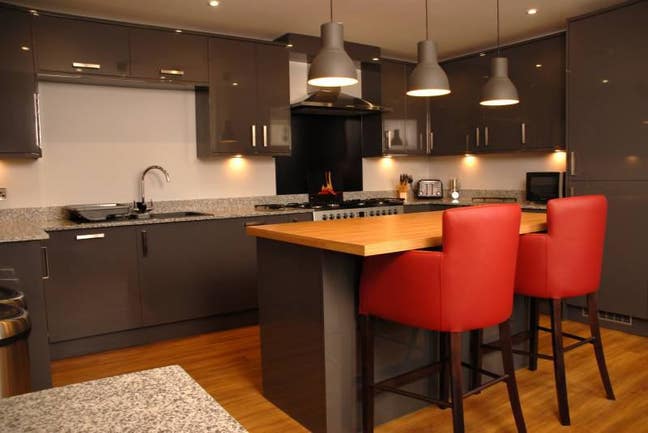 3 X Double Ensuite with Designated Parking  Main Photo