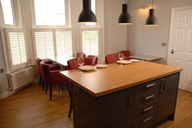 3 X Double Ensuite with Designated Parking  Main Photo
