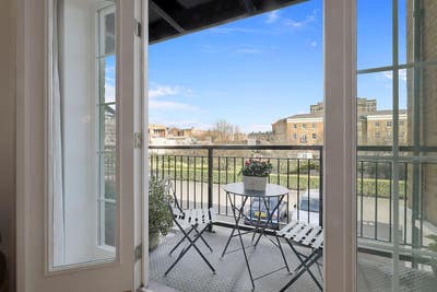 Double Room with own bathroom in large 2 bed apt Main Photo