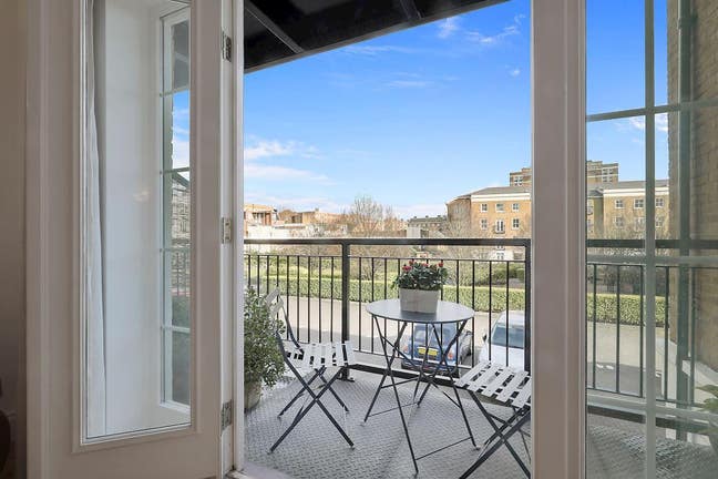 Double Room with own bathroom in large 2 bed apt Main Photo