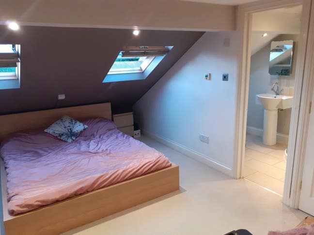 King Sized Ensuite loft room with lots of storage Main Photo