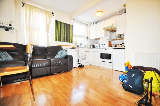 A smart 1 bed apartment is located in Highbury & I Main Photo