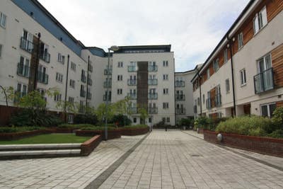 Great location - 2 bed 2 bath apartment in clapham Main Photo