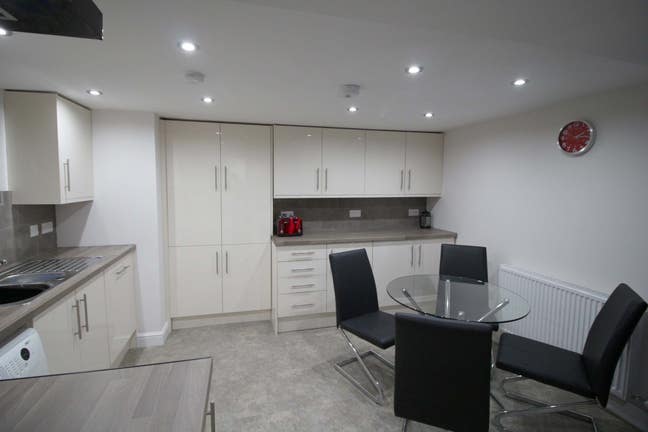 Lovely Spacious Ensuite Room in Modern House LS13 Main Photo