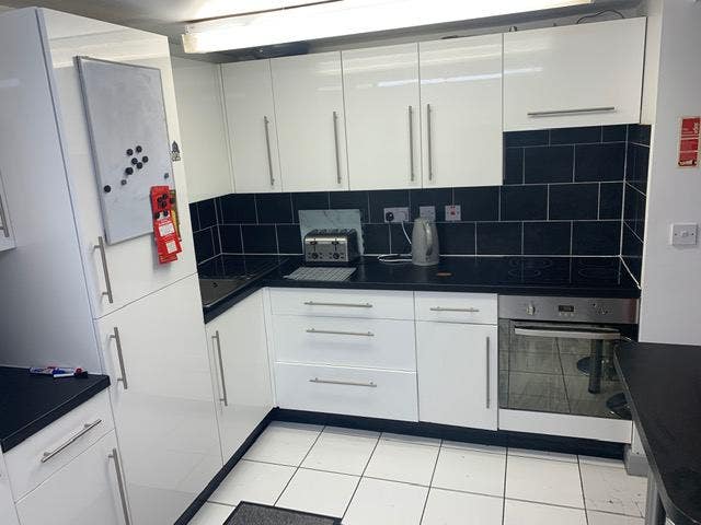  Ensuite  HD1 - NO Deposit Option Main Photo