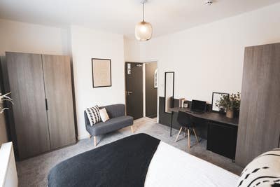 Stylish Big Double Room w/ kitchenette - bills Inc Main Photo