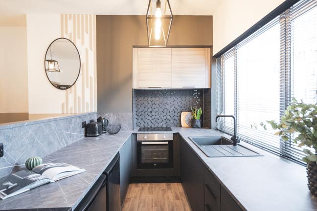 Stylish Big Double Room w/ kitchenette - bills Inc Main Photo