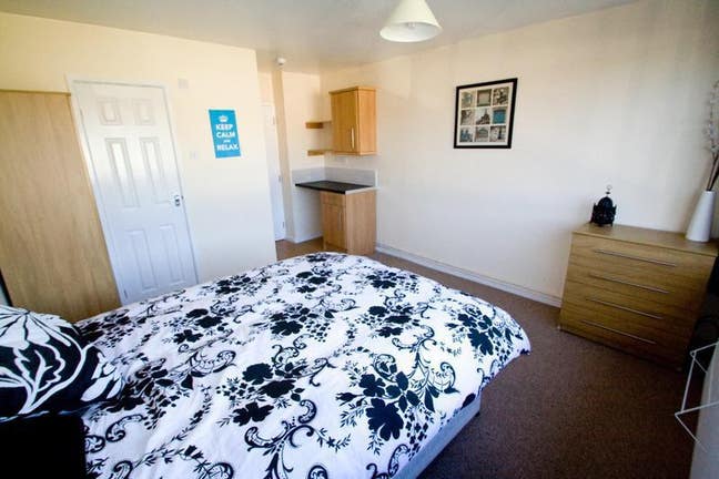 Great Cmk Location - Studio (With E/Suite )  Main Photo