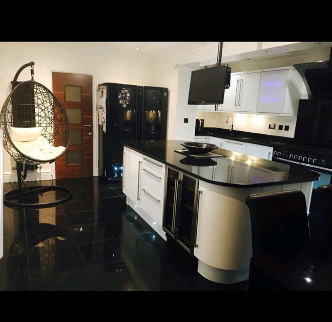 Large double bedroom Main Photo