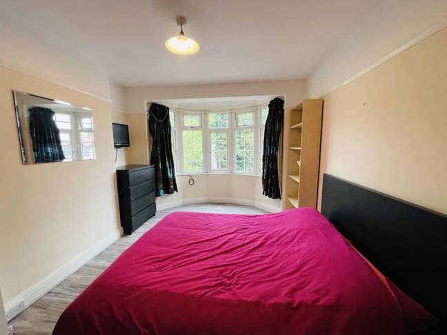 A Master Bedroom in House Great Location  Furnish  Main Photo