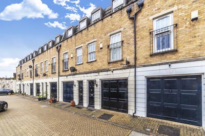 Modern Ensuite Rooms – Private Mews Main Photo