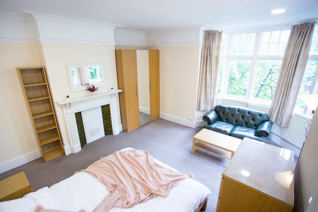 Large Double Room Available in Grand House Main Photo