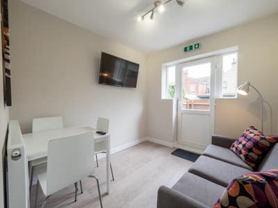 🏠 6-bed CV5 | Bills Inc | WiFi | 2 shower rooms Main Photo