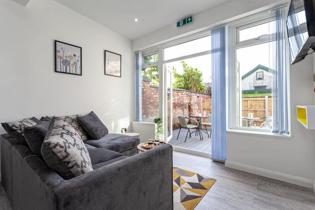 Double Room with lots of natural light Main Photo