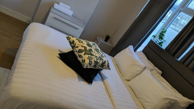 A room for rent in E14 Main Photo