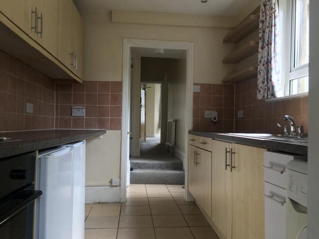 ***Spacious One Bed with Huge Cellar and Garden*** Main Photo