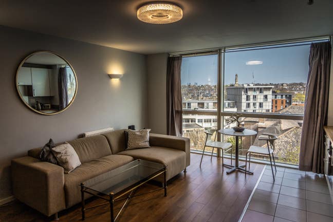 Lovely Modern 1 Bed Apartment by King Georges Park Main Photo