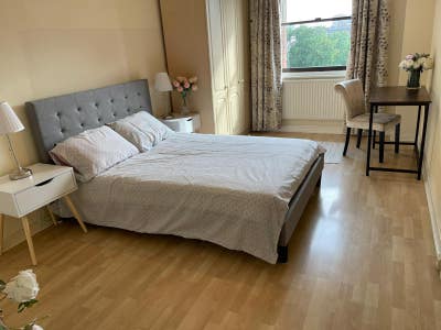 Spacious Rooms In Holland Park  Main Photo