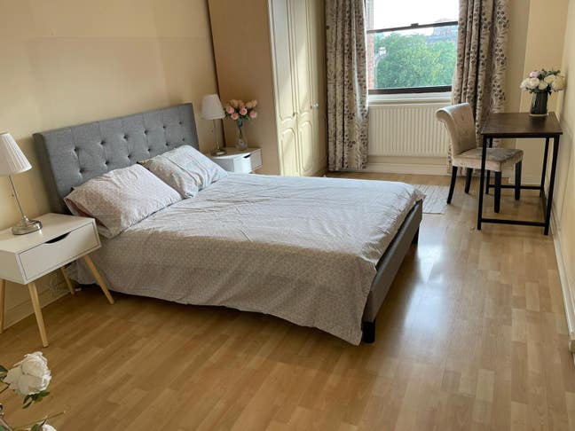 Spacious Rooms In Holland Park  Main Photo