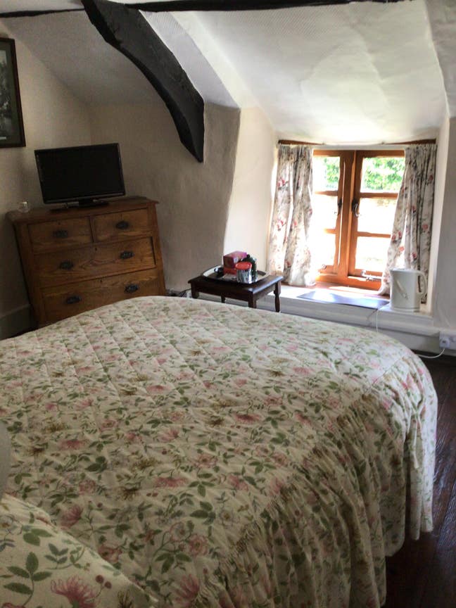 Double room  with en-suite bathroom and TV Main Photo