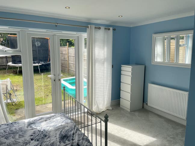 A well presented king size bedroom with en-suite  Main Photo