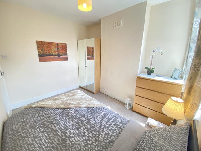 Double room - nice house -good lounge- no couples Main Photo