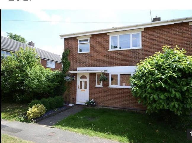 Spacious double bedroom close to Wokingham station Main Photo