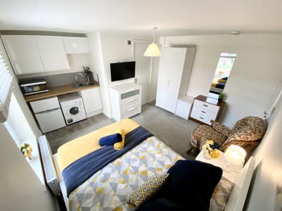 Stunning rooms/ studio apartments in shared house Main Photo