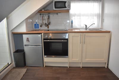 Ensuite Studio Room with Own Kitchen!! Main Photo