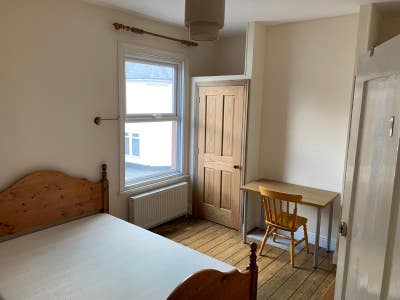 Newly refurbished with a park in the back garden Main Photo
