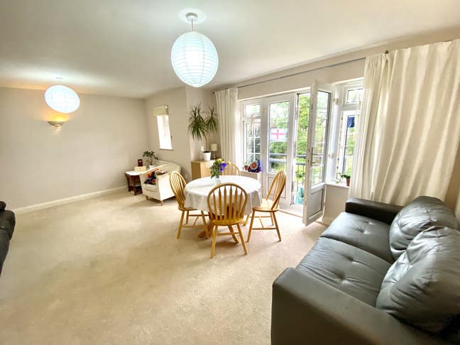 Spacious 2-bedroom 2-bathroom shared garden Main Photo