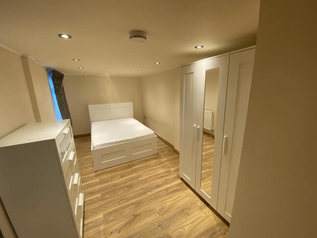 Large Double Bedroom - Bills Included - No Couples Main Photo