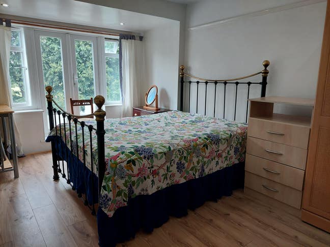 A Double Room for ONE Person, in SW20, £ 720 0PC Main Photo