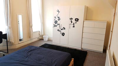 Large Double Room 5Min Tube Bills Inc Main Photo