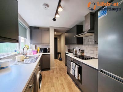 Furnished double room with Bills & WIFI included Main Photo