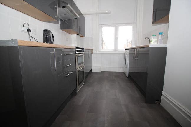 Fully furnished double room available Main Photo