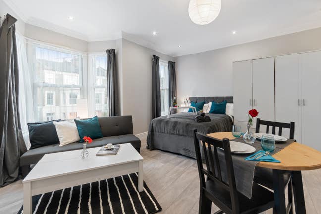 02/08/26-Fabulous Modern En-Suite Studio Room Main Photo