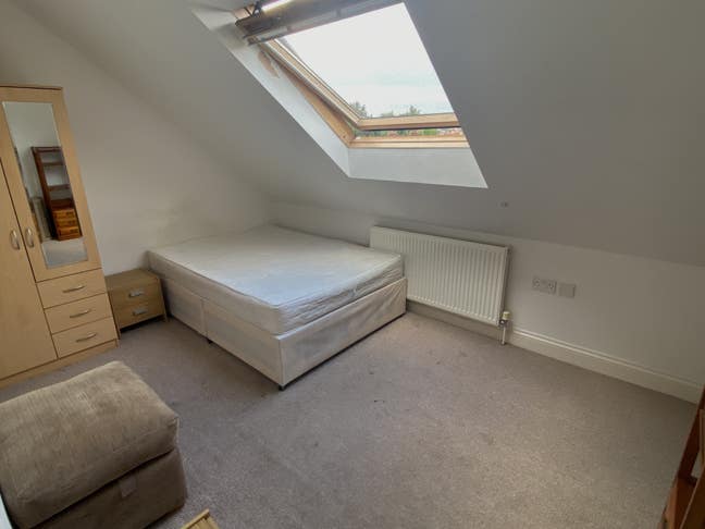 Contemporary en-suite near Edgware Town Centre Main Photo
