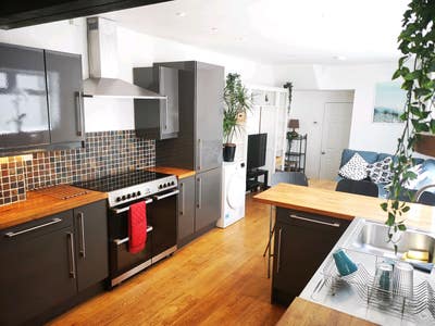  Beautiful room available in fantastic house.  Main Photo