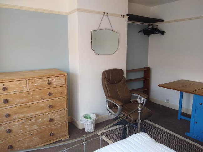 Spacious room to rent, in a great location. Main Photo